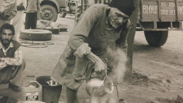 Poet Lal Singh Dil pouring tea in tumblers at his tea shack in Samrala’s motor market(Photo: Diwan Manna)