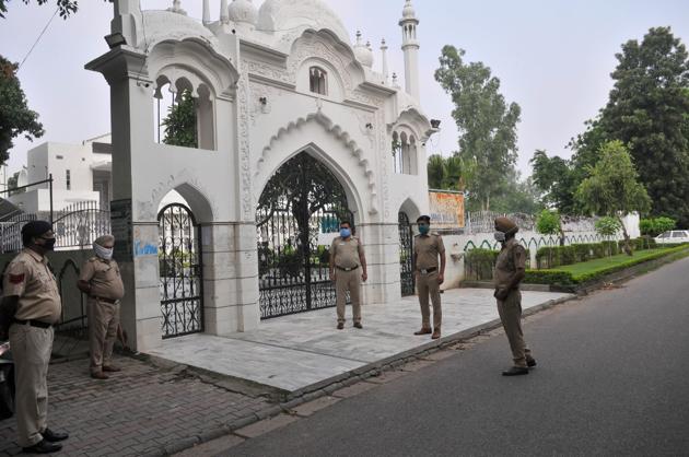Police personals outside the Jama Masjid in sector 20 Chandigarh on the occasion of Eid Ul Adha .Chandigarh Administration ban mass gathering due to Covid 19 in Chandigarh on Saturday, August 01, 2020. (Ravi Kumar/Hindustan Times)