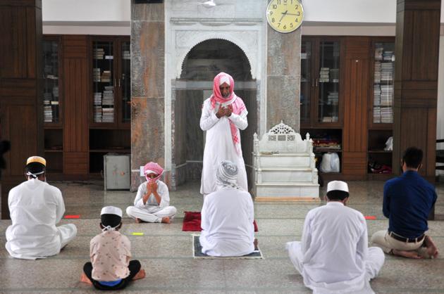 Moulavi of Jama Masjid in sector 20 Chandigarh offer Eid Ul Adha Namaz with close relatives as Chandigarh Administration ban mass gathering due to Covid 19 in Chandigarh on Saturday, August 01, 2020. (Ravi Kumar/Hindustan Times)