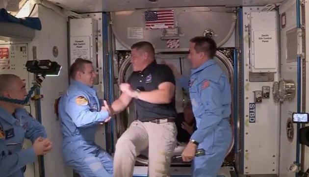 NASA astronaut Bob Behnken and Doug Hurley arrive at the International Space Station aboard SpaceX's Crew Dragon capsule in this still image taken from video May 31, 2020. (Reuters photo)