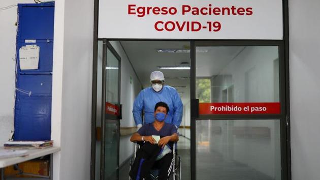 A patient who recovered from the coronavirus disease (Covid-19) leaving from the Juarez Hospital to go to his house in Mexico City Mexico on July 27, 2020.(Reuters Photo) A patient who recovered from the coronavirus disease (Covid-19) leaving from the Juarez Hospital to go to his house in Mexico City Mexico on July 27, 2020.(Reuters Photo)