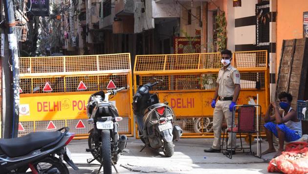 The Delhi government had been demanding changes in the containment zone norms as some restricted areas in the city were under a complete lockdown for three-four months with a large number of people forced to stay indoors, a senior government officer said.(Raj K Raj/HT PHOTO) The Delhi government had been demanding changes in the containment zone norms as some restricted areas in the city were under a complete lockdown for three-four months with a large number of people forced to stay indoors, a senior government officer said.(Raj K Raj/HT PHOTO)
