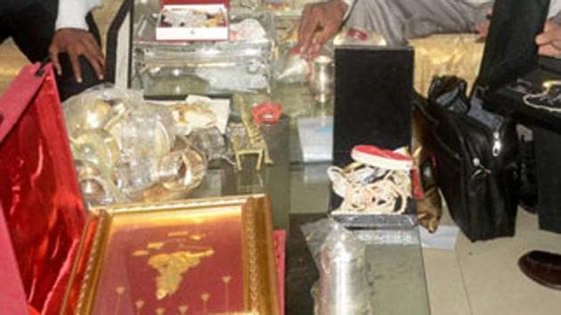 Police said the suspects allegedly stole <span class='webrupee'>₹</span>17, 500 cash, two mobile phones, some jewellery and victims’ credit/debit cards. They did not disclose the name or the aliases that the suspects used.(PTI File/Representative Photo) Police said the suspects allegedly stole <span class='webrupee'>₹</span>17, 500 cash, two mobile phones, some jewellery and victims’ credit/debit cards. They did not disclose the name or the aliases that the suspects used.(PTI File/Representative Photo)