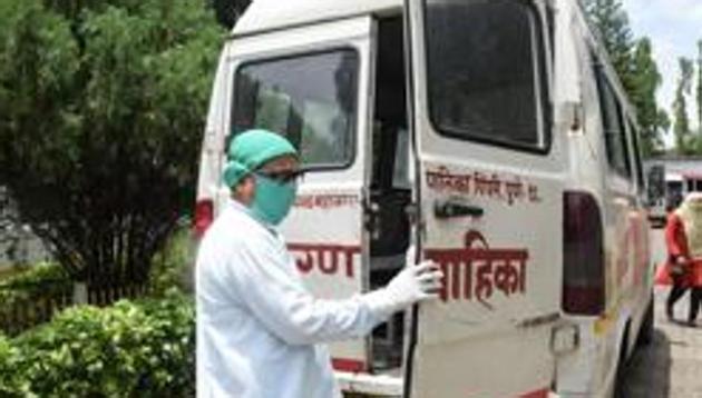 A driver while doing his duty in an ambulance at Yashwantrao Chavan Memorial Hospital (YCMH) in Pune.(HT PHOTO)