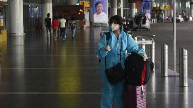 A traveller in PPE coveralls at the Netaji Subhas Chandra Bose International (NSCBI) Airport in Kolkata, West Bengal.(Samir Jana / Hindustan Times)