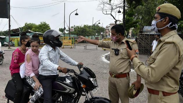 Police personnel direct commuters outside Rumi Gate Road in Lucknow on August 01. According to HT’s analysis, data has shown that new Covid-19 hotspots are emerging in Andhra Pradesh, Karnataka, West Bengal and Uttar Pradesh, away from the previous hotbeds of Maharashtra, Delhi and Tamil Nadu. (Dheeraj Dhawan / HT Photo)