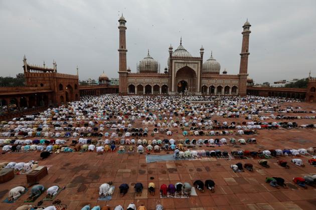 Muslims offer Eid al-Adha prayers at the Jama Masjid (Grand Mosque) during the outbreak of the coronavirus disease (COVID-19), in the old quarters of Delhi, India, August 1, 2020. (REUTERS) Muslims offer Eid al-Adha prayers at the Jama Masjid (Grand Mosque) during the outbreak of the coronavirus disease (COVID-19), in the old quarters of Delhi, India, August 1, 2020. (REUTERS)