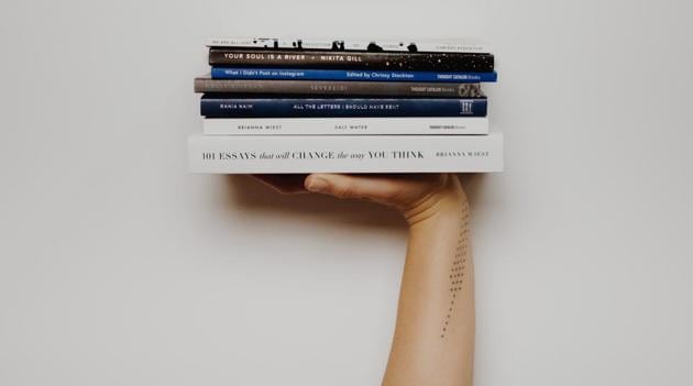 Exchanging books as a gesture of affection. (Unsplash)