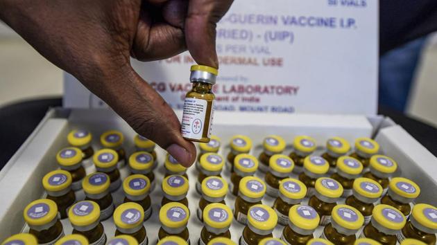 A worker arranges BCG vaccine in a box, at Kings Institute in Chennai.(PTI File Photo)
