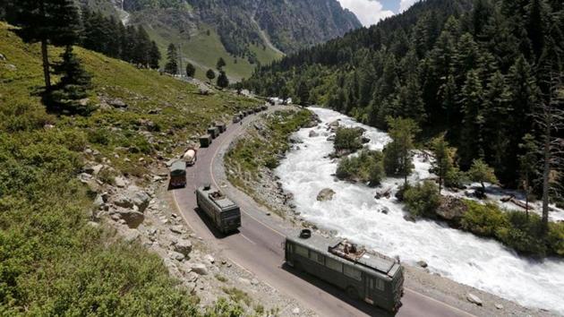 An Indian Army convoy moves along a highway leading to Ladakh, at Gagangeer in Kashmir's Ganderbal district.(Reuters File Photo)