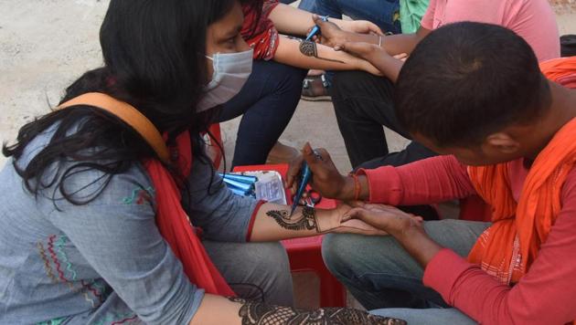 Women getting henna (mehendi) applied on the eve of Raksha Bandhan festival in Patna, Bihar India on Sunday Aug 2, 2020. (Santosh Kumar/ Hindustan Times)