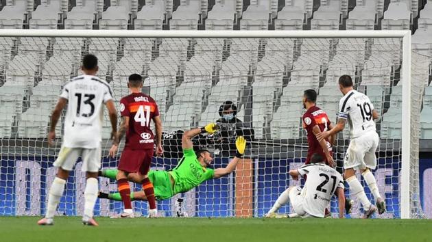 Juventus' Gonzalo Higuain scores their first goal. (REUTERS)