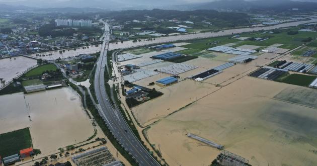 Agricultural lands are inundated with flood waters after heavy rains in Anseong, South Korea, Sunday, Aug. 2, 2020.(AP photo) Agricultural lands are inundated with flood waters after heavy rains in Anseong, South Korea, Sunday, Aug. 2, 2020.(AP photo)