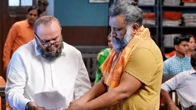 Anubhav Sinha and Rishi Kapoor on the sets of Mulk.