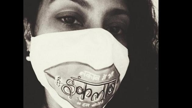 Konkona Sen Sharma wearing a mask that reads, “Naqab me bhi inquilaab, hum bolenge.”(Instagram)