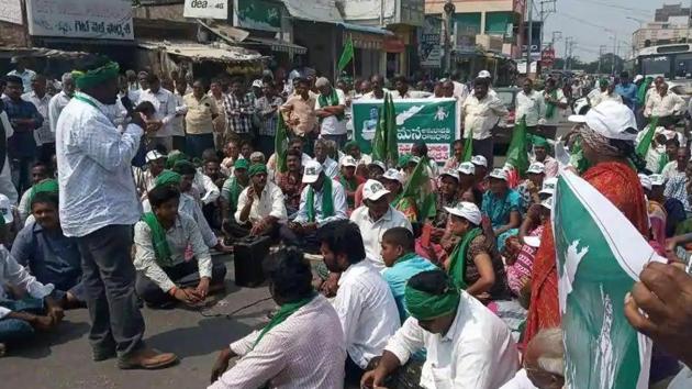 Farmers from one of the 29 villages falling under the Amaravati capital region protesting against the shifting of the capital earlier this year.(HT PHOTO.)