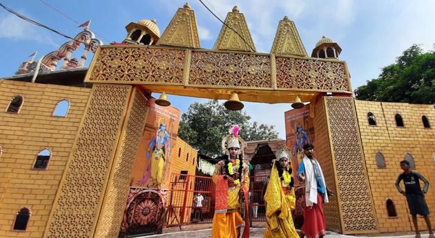 Artists in costume at Karsevak Puram ahead of the foundation stone laying ceremony of the Ram Janmabhumi temple in Ayodhya on Monday .(Deepak Gupta/HT PHOTO)