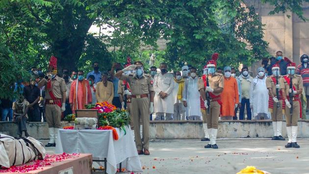 Police personnel, party leaders and others pay tribute to BJP leader and UP cabinet minister Kamal Rani Varun, who died due to COVID-19 in Kanpur on August 2. Shivraj Singh Chouhan, chief minister of Madhya Pradesh is also recovering in hospital. (PTI)
