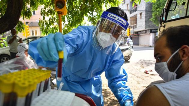 A medic collects a blood sample as part of Delhi’s second round of serological survey which involves rapid antibody tests to calculate the transmission stage of Covid-19, on August 2. The current CFR also masks the potential fatalities that could be recorded from among the over 500,000 active cases at present. According to a study in Lancet, it takes around 17 days for people who develop critical Covid-19 infections to succumb to the illness. (Sanchit Khanna / HT Photo)