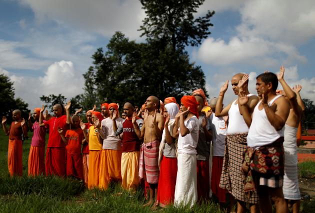 Hindu priests perform a ritual during the Janai Purnima festival (Sacred Thread Festival) at Pashupatinath Temple in Kathmandu, Nepal, August 3, 2020. Hindus take holy baths and change their sacred thread, also known as Janai, for protection and purification, during the festival. (REUTERS)