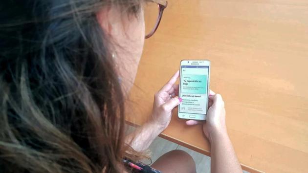 Volunteers show residents how to install an app to trace contacts with people potentially infected with the coronavirus disease (Covid-19) being trialled on the Canary Island of La Gomera, Spain, July 3, 2020.(Reuters file photo)