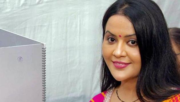 The tweet invited a backlash from Shiv Sena and NCP leaders who claimed Amruta Fadnavis was criticising the same police force of which she is a protectee.(PTI)