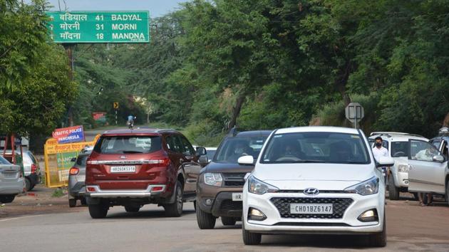 The road leading to Morni remained abuzz with cars from Delhi, Punjab, Chandigarh, Haryana and even Uttarakhand near Panchkula on Monday.(Sant Arora /HT)