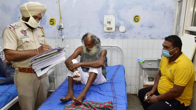 A police personnel recording the statement of a patient at the Tarn Taran civil hospital on Monday. (Sameer Sehgal/HT) A police personnel recording the statement of a patient at the Tarn Taran civil hospital on Monday. (Sameer Sehgal/HT)