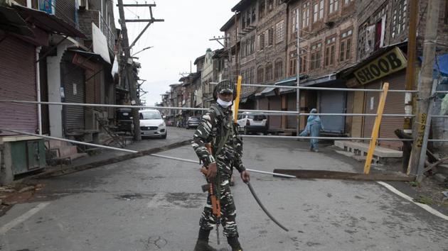 An Indian paramilitary soldier stands guard by a closed road, as Kashmiris marked Eid during lockdown to curb the spread of coronavirus in in Srinagar.(AP)