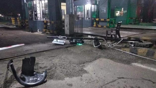 A majority of the staff fled the toll plaza, and the two, who had beaten up the youth, were thrashed by the mob.(HT photo)