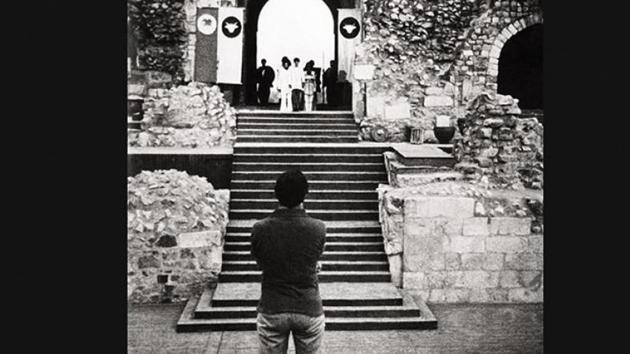 Ebrahim Alkazi watches on as rehearsals take place at Purana Qila, Delhi, in 1974. (Alkazi Collection of Photography)