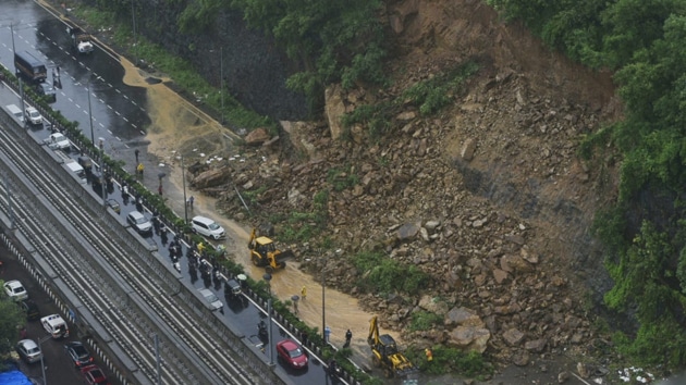 Landslide on WEH near Times of India building at Kandivali, Mumbai, Aug 4, 2020.(Satryabrata Tripathy / HT Photo)