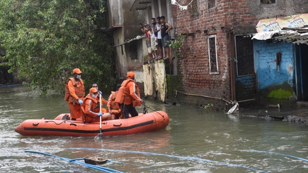 NDRF personnel during search operation for victims of house collapse in nullah at Santacruz, Mumbai, Aug 4, 2020.(Satish Bate / HT Photo)