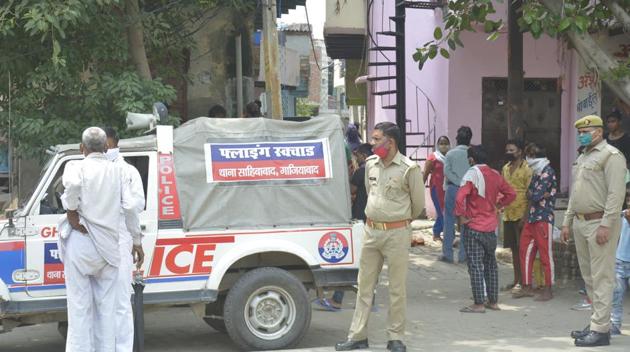 Police at the crime scene where two brothers killed each other in Rajiv Colony, Ghaziabad.(Sakib Ali/HT PHOTO)