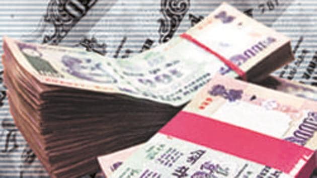 Forex traders said, while firm start of the equity market and foreign fund inflows supported the rupee, factors like weak Asian currencies and rising Covid-19 cases dragged down the local unit.(BLOOMBERG NEWS / File Photo)