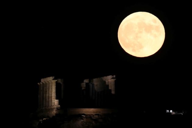 A full moon rises behind the Temple of Poseidon in Cape Sounion, near Athens, Greece, August 3, 2020. REUTERS/Costas Baltas (REUTERS) A full moon rises behind the Temple of Poseidon in Cape Sounion, near Athens, Greece, August 3, 2020. REUTERS/Costas Baltas (REUTERS)