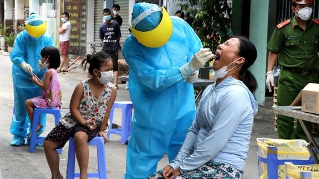 Medical specialists take testing samples from local residents in a residential area amid the spread of the coronavirus disease (Covid-19) in Da Nang, Vietnam August 3, 2020.(Reuters photo)