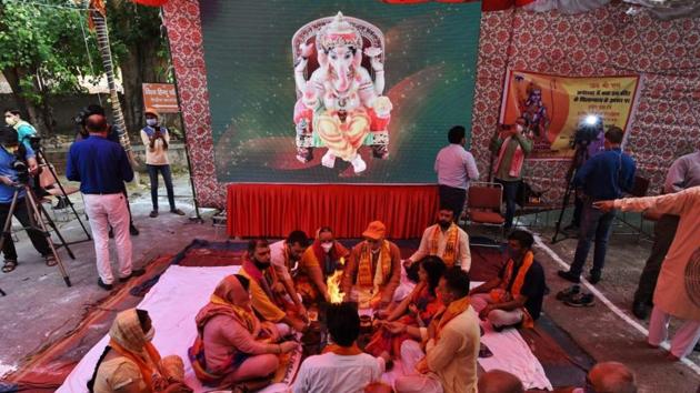 Havan at VHP office at Delhi to celebrate Ram Janam Bhumi Shilanayas. (Vipin Kumar/HT)