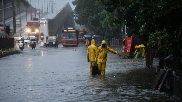 Waterlogging at Gandhi market, in Mumbai’s Sion on Wednesday.(Pratik Chorge/HT Photo)