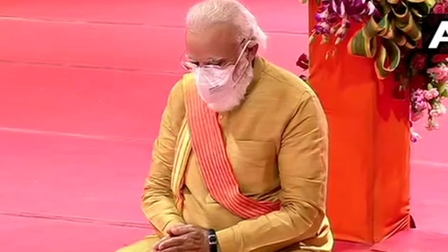 In Pics: Clad In Golden Dhoti-kurta, PM Modi Performs Bhoomi Pujan ...