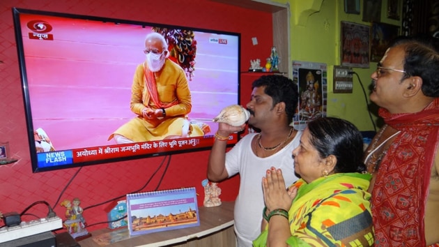 In Varanasi, Pt Ganesh Dutt Shashtri blowing conch as a mark of celebration of foundation laying of Ram Temple Ayodhya(HT Photo)