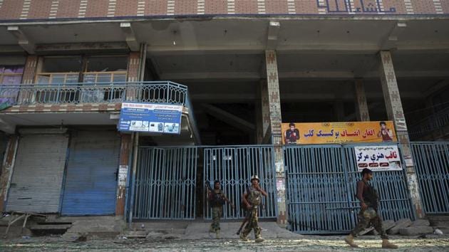 Afghan security personnel leave a building where insurgents were hiding during their attack on the prison in the city of Jalalabad, east of Kabul, on August 3.(AP File Photo)
