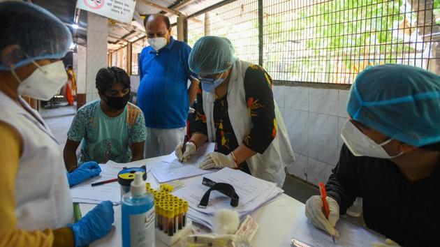 Medical personnel at work during a the second round of Delhi’s serological survey in New Delhi on August 4. Twenty eight states and UTs are performing more tests than the World Health Organization’s guideline of 140 tests per day per million population. The country, on an average, is conducting 479 tests per day per million population. (Amal KS / HT Photo)