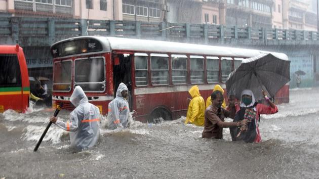 Torrential rain led to massive waterlogging in Mumbai’s Byculla area on Wednesday.(Bhushan Koyande/HT PHOTO)