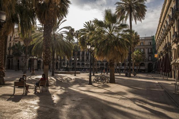 The Placa Reial square stands almost deserted in Barcelona, Spain, on Sunday, Aug. 2, 2020. (Bloomberg)