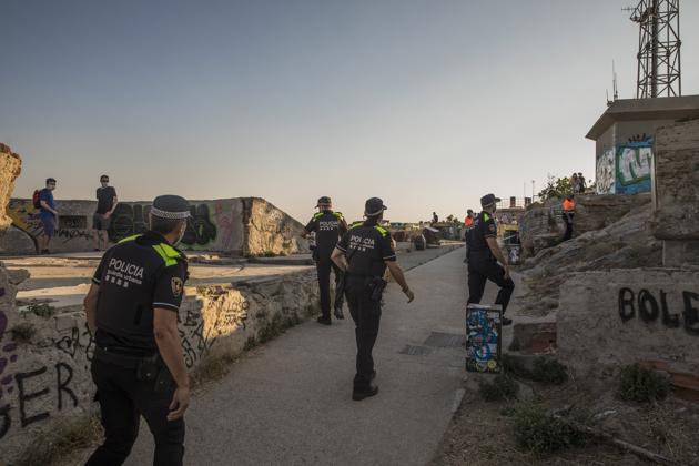 Officers of the Guardia Urbana local police arrive to patrol the Bunkers del Carmel viewpoint in Barcelona, Spain, on Saturday, Aug. 1, 2020. (Bloomberg)
