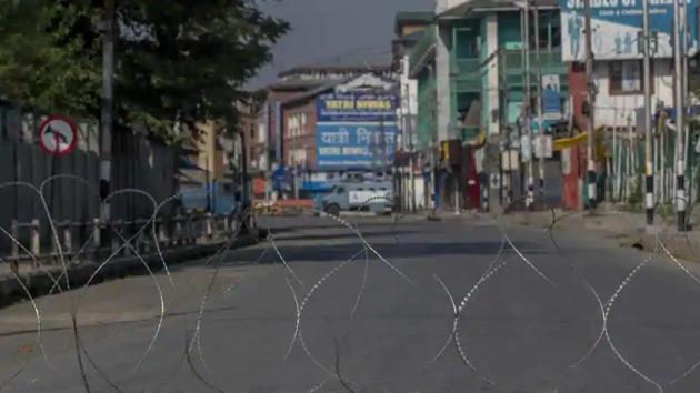 A barbwire blocks a deserted street in Srinagar on the first anniversary of India’s decision to revoke Article 370 on August 5, 2020. (AP File hoto) A barbwire blocks a deserted street in Srinagar on the first anniversary of India’s decision to revoke Article 370 on August 5, 2020. (AP File hoto)