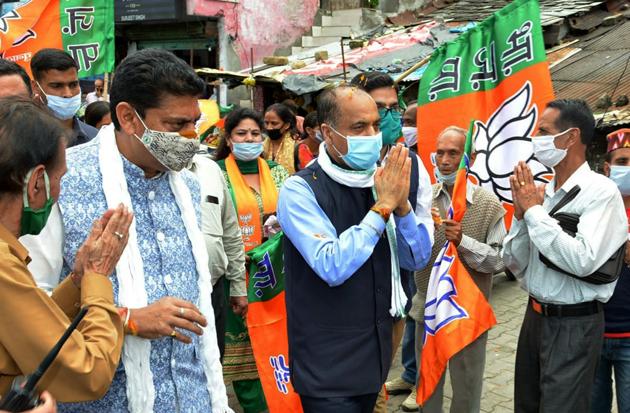 BJP workers flouted the social distancing norms while welcoming the CM at Kachehari market of Dharamshala town as the police watched helplessly (HT Photo) BJP workers flouted the social distancing norms while welcoming the CM at Kachehari market of Dharamshala town as the police watched helplessly (HT Photo)