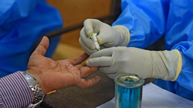 A health worker collects plasma sample from patients who recovered from Covid-19.(Vijayanand Gupta/HT Photo)