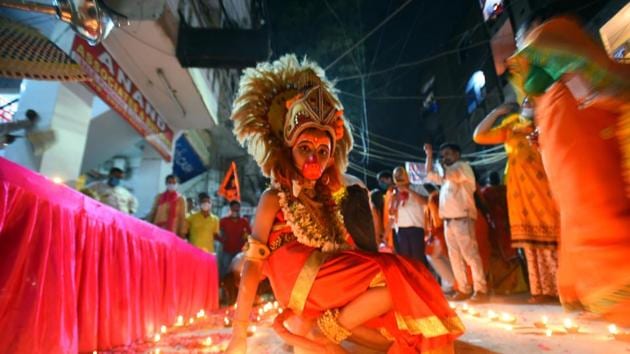 At many places in Old Delhi, traders organised special aartis (rituals) and lighting of lamps. (Raj K Raj/HT Photo) At many places in Old Delhi, traders organised special aartis (rituals) and lighting of lamps. (Raj K Raj/HT Photo)